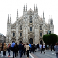 Foto Nicoloro G.   03/05/2015  Milano    Inaugurazione della scultura \" Terzo Paradiso - La Mela reintegrata \" opera dell\' artista Michelangelo Pistoletto. L\' evento organizzato dal FAI prevede che la scultura resti fino al 18 maggio in piazza Duomo per essere poi trasferita definitivamente di fronte alla stazione Centrale. nella foto la scultura collocata al centro del sagrato in piazza del Duomo.