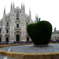 Foto Nicoloro G.   03/05/2015  Milano    Inaugurazione della scultura " Terzo Paradiso - La Mela reintegrata " opera dell' artista Michelangelo Pistoletto. L' evento organizzato dal FAI prevede che la scultura resti fino al 18 maggio in piazza Duomo per essere poi trasferita definitivamente difronte alla stazione Centrale. nella foto la scultura collocata al centro del sagrato in piazza del Duomo.