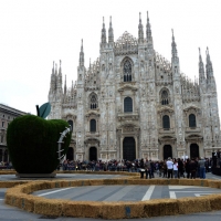 Foto Nicoloro G.   03/05/2015  Milano    Inaugurazione della scultura " Terzo Paradiso - La Mela reintegrata " opera dell' artista Michelangelo Pistoletto. L' evento organizzato dal FAI prevede che la scultura resti fino al 18 maggio in piazza Duomo per essere poi trasferita definitivamente difronte alla stazione Centrale. nella foto la scultura collocata al centro del sagrato in piazza del Duomo.