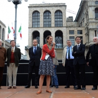 Foto Nicoloro G.   03/05/2015  Milano    Inaugurazione della scultura " Terzo Paradiso - La Mela reintegrata " opera dell' artista Michelangelo Pistoletto. L' evento organizzato dal FAI prevede che la scultura resti fino al 18 maggio in piazza Duomo per essere poi trasferita definitivamente difronte alla stazione Centrale. nella foto l' intervento della vicepresidente del FAI Anna Gastel.