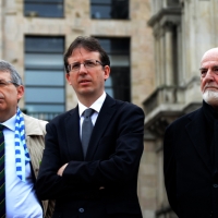 Foto Nicoloro G.   03/05/2015  Milano    Inaugurazione della scultura " Terzo Paradiso - La Mela reintegrata " opera dell' artista Michelangelo Pistoletto. L' evento organizzato dal FAI prevede che la scultura resti fino al 18 maggio in piazza Duomo per essere poi trasferita definitivamente difronte alla stazione Centrale. nella foto da sinistra gli assessori Franco D' Alfonso e Filippo Del Corno, e l' artista Michelangelo Pistoletto.
