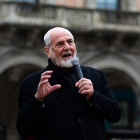 Foto Nicoloro G.   03/05/2015  Milano    Inaugurazione della scultura \" Terzo Paradiso - La Mela reintegrata \" opera dell\' artista Michelangelo Pistoletto. L\' evento organizzato dal FAI prevede che la scultura resti fino al 18 maggio in piazza Duomo per essere poi trasferita definitivamente difronte alla stazione Centrale. nella foto l\' artista Michelangelo Pistoletto.