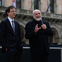 Foto Nicoloro G.   03/05/2015  Milano    Inaugurazione della scultura \" Terzo Paradiso - La Mela reintegrata \" opera dell\' artista Michelangelo Pistoletto. L\' evento organizzato dal FAI prevede che la scultura resti fino al 18 maggio in piazza Duomo per essere poi trasferita definitivamente difronte alla stazione Centrale. nella foto l\' assessore Filippo Del Corno, a sinistra, e l\' artista Michelangelo Pistoletto.