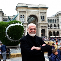 Foto Nicoloro G.   03/05/2015  Milano    Inaugurazione della scultura \" Terzo Paradiso - La Mela reintegrata \" opera dell\' artista Michelangelo Pistoletto. L\' evento organizzato dal FAI prevede che la scultura resti fino al 18 maggio in piazza Duomo per essere poi trasferita definitivamente difronte alla stazione Centrale. nella foto l\' artista Michelangelo Pistoletto.