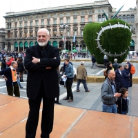 Foto Nicoloro G.   03/05/2015  Milano    Inaugurazione della scultura \" Terzo Paradiso - La Mela reintegrata \" opera dell\' artista Michelangelo Pistoletto. L\' evento organizzato dal FAI prevede che la scultura resti fino al 18 maggio in piazza Duomo per essere poi trasferita definitivamente difronte alla stazione Centrale. nella foto l\' artista Michelangelo Pistoletto.