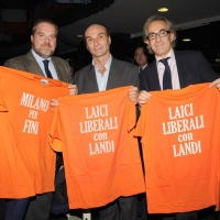 Foto Nicoloro G. " Citazione obbligatoria " Milano 25/10/2010 Il presidente della Camera e' al Teatro Derby a Milano, nelle nuove vesti di leader di Futuro e Liberta’, per un incontro pubblico con simpatizzanti, militanti dei circoli di Generazione Italia e amministratori locali fuoriusciti dal Pdl. nella foto Simpatizzanti di Futuro e Libertà con magliette
