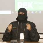 Foto Nicoloro G.   08/10/2022   Ravenna   Incontro pubblico con il Comandante Alfa, luogotenente dei Carabinieri in pensione, tra i fondatori del G.I.S., Gruppo Intervento Speciale, ha partecipato a numerose azioni in Italia e all' estero. Ancora oggi vive nell' anonimato e sotto scorta ed e' attivo, soprattutto nelle scuole, per parlare di lotta alla mafia e al terrorismo, di cyberbullismo e legalita'. E' il carabiniere piu' decorato d' Italia. nella foto il comandante Alfa.
