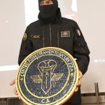 Foto Nicoloro G.   08/10/2022   Ravenna   Incontro pubblico con il Comandante Alfa, luogotenente dei Carabinieri in pensione, tra i fondatori del G.I.S., Gruppo Intervento Speciale, ha partecipato a numerose azioni in Italia e all\' estero. Ancora oggi vive nell\' anonimato e sotto scorta ed e\' attivo, soprattutto nelle scuole, per parlare di lotta alla mafia e al terrorismo, di cyberbullismo e legalita\'. E\' il carabiniere piu\' decorato d\' Italia. nella foto il comandante Alfa con il mosaico ricevuto in omaggio.
