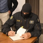 Foto Nicoloro G.   08/10/2022   Ravenna   Incontro pubblico con il Comandante Alfa, luogotenente dei Carabinieri in pensione, tra i fondatori del G.I.S., Gruppo Intervento Speciale, ha partecipato a numerose azioni in Italia e all\' estero. Ancora oggi vive nell\' anonimato e sotto scorta ed e\' attivo, soprattutto nelle scuole, per parlare di lotta alla mafia e al terrorismo, di cyberbullismo e legalita\'. E\' il carabiniere piu\' decorato d\' Italia. nella foto il comandante Alfa firma copie di un suo libro.