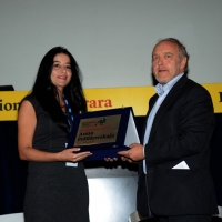Foto Nicoloro G.  03/10/2014  Ferrara  Ottava edizione del festival \" Internazionale \". nella foto la giornalista siriana Maisa Saleh, che vive in esilio in Turchia, riceve il Premio Anna Politkovskaja 2014 dal sindaco di Ferrara Tiziano Tagliani.