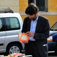 Foto Nicoloro G.  19/09/2015  Ravenna    Quinta edizione di ' Dante 2021 ' che celebra i 750 anni dalla nascita del Sommo Poeta. nella foto il filosofo Massimo Cacciari, che e' poi intervenuto sul tema ' Toccare il Dio: mistica dantesca ', mentre si sofferma a curiosare tra i libri di un mercatino dell' usato e acquistarne uno.