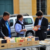 Foto Nicoloro G.  19/09/2015  Ravenna    Quinta edizione di ' Dante 2021 ' che celebra i 750 anni dalla nascita del Sommo Poeta. nella foto il filosofo Massimo Cacciari,che e' intervenuto sul tema ' Toccare il Dio: mistica dantesca ', si ferma a curiosare su un banchetto di vecchi libri con il direttore artistico di ' Dante 2021 ' Domenico De Martino, a sinistra, e Alberto Cassani, coordinatore di ' Ravenna 2019 Capitale della Cultura ',