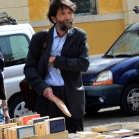 Foto Nicoloro G.  19/09/2015  Ravenna    Quinta edizione di ' Dante 2021 ' che celebra i 750 anni dalla nascita del Sommo Poeta. nella foto il filosofo Massimo Cacciari, che e' poi intervenuto sul tema ' Toccare il Dio: mistica dantesca ', mentre si sofferma a curiosare tra i libri di un mercatino dell' usato e acquistarne uno.