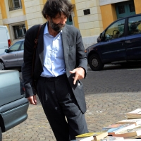 Foto Nicoloro G.  19/09/2015  Ravenna    Quinta edizione di ' Dante 2021 ' che celebra i 750 anni dalla nascita del Sommo Poeta. nella foto il filosofo Massimo Cacciari, che e' poi intervenuto sul tema ' Toccare il Dio: mistica dantesca ', mentre si sofferma a curiosare tra i libri di un mercatino dell' usato e acquistarne uno.