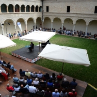Foto Nicoloro G.  19/09/2015  Ravenna    Quinta edizione di \' Dante 2021 \' che celebra i 750 anni dalla nascita del Sommo Poeta. nella foto una veduta degli Antichi Chiostri Francescani mentre il filosofo Massimo Cacciari fa il suo intervento sul tema \' Toccare il Dio: mistica dantesca \'.