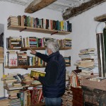 Foto Nicoloro G.   18/10/2020   Portico di Romagna ( Forli'-Cesena )   In questo borgo e' attiva dal 2017 la ' Biblioteca dei libri liberi ', una forma di booksharing con lo scopo di promuovere la diffusione della cultura dei libro e della sua lettura. Un ex negozio di fabbro, affittato dalla famiglia Raggi, accoglie libri abbandonati o donati dai cittadini e dai turisti. Migliaia di libri, in italiano e altre lingue, che chiunque puo' prendere in prestito o per sempre, gratis e senza alcun controllo. nella foto l' interno della biblioteca con migliaia di libri posti sugli scaffali e suddivisi per argomento.