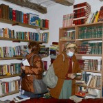 Foto Nicoloro G.   18/10/2020   Portico di Romagna ( Forli'-Cesena )   In questo borgo e' attiva dal 2017 la ' Biblioteca dei libri liberi ', una forma di booksharing con lo scopo di promuovere la diffusione della cultura dei libro e della sua lettura. Un ex negozio di fabbro, affittato dalla famiglia Raggi, accoglie libri abbandonati o donati dai cittadini e dai turisti. Migliaia di libri, in italiano e altre lingue, che chiunque puo' prendere in prestito o per sempre, gratis e senza alcun controllo. nella foto l' interno della biblioteca con migliaia di libri posti sugli scaffali e suddivisi per argomento.