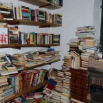 Foto Nicoloro G.   18/10/2020   Portico di Romagna ( Forli'-Cesena )   In questo borgo e' attiva dal 2017 la ' Biblioteca dei libri liberi ', una forma di booksharing con lo scopo di promuovere la diffusione della cultura dei libro e della sua lettura. Un ex negozio di fabbro, affittato dalla famiglia Raggi, accoglie libri abbandonati o donati dai cittadini e dai turisti. Migliaia di libri, in italiano e altre lingue, che chiunque puo' prendere in prestito o per sempre, gratis e senza alcun controllo. nella foto l' interno della biblioteca con migliaia di libri posti sugli scaffali e suddivisi per argomento.