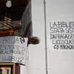 Foto Nicoloro G.   18/10/2020   Portico di Romagna ( Forli'-Cesena )   In questo borgo e' attiva dal 2017 la ' Biblioteca dei libri liberi ', una forma di booksharing con lo scopo di promuovere la diffusione della cultura dei libro e della sua lettura. Un ex negozio di fabbro, affittato dalla famiglia Raggi, accoglie libri abbandonati o donati dai cittadini e dai turisti. Migliaia di libri, in italiano e altre lingue, che chiunque puo' prendere in prestito o per sempre, gratis e senza alcun controllo. nella foto dei cartelli informano i visitatori.