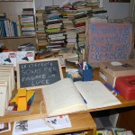 Foto Nicoloro G.   18/10/2020   Portico di Romagna ( Forli'-Cesena )   In questo borgo e' attiva dal 2017 la ' Biblioteca dei libri liberi ', una forma di booksharing con lo scopo di promuovere la diffusione della cultura dei libro e della sua lettura. Un ex negozio di fabbro, affittato dalla famiglia Raggi, accoglie libri abbandonati o donati dai cittadini e dai turisti. Migliaia di libri, in italiano e altre lingue, che chiunque puo' prendere in prestito o per sempre, gratis e senza alcun controllo. nella foto dei cartelli informano i visitatori.