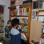 Foto Nicoloro G.   18/10/2020   Portico di Romagna ( Forli'-Cesena )   In questo borgo e' attiva dal 2017 la ' Biblioteca dei libri liberi ', una forma di booksharing con lo scopo di promuovere la diffusione della cultura dei libro e della sua lettura. Un ex negozio di fabbro, affittato dalla famiglia Raggi, accoglie libri abbandonati o donati dai cittadini e dai turisti. Migliaia di libri, in italiano e altre lingue, che chiunque puo' prendere in prestito o per sempre, gratis e senza alcun controllo. nella foto c' e' anche un reparto di libri per bambini.
