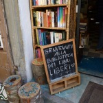 Foto Nicoloro G.   18/10/2020   Portico di Romagna ( Forli\'-Cesena )   In questo borgo e\' attiva dal 2017 la \' Biblioteca dei libri liberi \', una forma di booksharing con lo scopo di promuovere la diffusione della cultura dei libro e della sua lettura. Un ex negozio di fabbro, affittato dalla famiglia Raggi, accoglie libri abbandonati o donati dai cittadini e dai turisti. Migliaia di libri, in italiano e altre lingue, che chiunque puo\' prendere in prestito o per sempre, gratis e senza alcun controllo. nella foto l\' ingresso alla biblioteca.