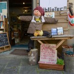 Foto Nicoloro G.   18/10/2020   Portico di Romagna ( Forli\'-Cesena )   In questo borgo e\' attiva dal 2017 la \' Biblioteca dei libri liberi \', una forma di booksharing con lo scopo di promuovere la diffusione della cultura dei libro e della sua lettura. Un ex negozio di fabbro, affittato dalla famiglia Raggi, accoglie libri abbandonati o donati dai cittadini e dai turisti. Migliaia di libri, in italiano e altre lingue, che chiunque puo\' prendere in prestito o per sempre, gratis e senza alcun controllo. nella foto l\' ingresso alla biblioteca.