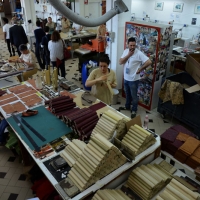 Foto Nicoloro G.  09/04/2015   Coriano ( Rimini )  La Comunità di San Patrignano, fondata nel 1978, è una Organizzazione Non Governativa autogestita che accoglie e assiste attualmente circa 1300 tra ragazzi e ragazze. nella foto il laboratorio di decorazione dove si apprendono tecniche della lavorazione del cuoio e si realizzano a mano carte da parati e accessori di moda come borse e cinture.