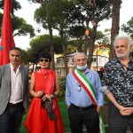 Foto Nicoloro G.   06/08/2020   Milano Marittima-Cervia  ( RA )  Inaugurazione del monumento ' La Rosa della Milanesiana di Riviera ', opera dell' artista Marco Lodola e donato dalla Fondazione Elisabetta Sgarbi al comune di Cervia. nella foto da sinistra l' assessore Andrea Corsini, Elisabetta Sgarbi, il sindaco di Cervia Massimo Medri e l' artista Marco Lodola.