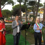 Foto Nicoloro G.   06/08/2020   Milano Marittima-Cervia  ( RA )  Inaugurazione del monumento ' La Rosa della Milanesiana di Riviera ', opera dell' artista Marco Lodola e donato dalla Fondazione Elisabetta Sgarbi al comune di Cervia. nella foto da sinistra Elisabetta Sgarbi, l' assessore Andrea Corsini, il sindaco di Cervia Massimo Medri e l' artista Marco Lodola.