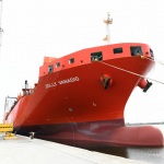19-05-2020   Ravenna   La nave, cosidetta Ro-Ro portacontenitori,Jolly Vanadio, con altre sette unita\' gemelle appartenenti alla flotta Ignazio Messina di Genova, e\' la piu\' grande nave al mondo del suo genere. Lunga 239 metri e larga 37,5  ha attraccato al Terminal Nord del Gruppo Sapir per caricare e traspostare in Iraq 30 sottostazioni elettriche prodotte a Lodi e del peso tra le 30 e le 80 tonnellate e due presse per ceramiche prodotte a Imola del peso di 125 tonnellate e destinate in Iran. nella foto la prua della Jolly Vanadio.