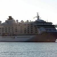 Foto Nicoloro G. 17/10/2013 Porto Corsini ( Ravenna ) Al terminal di Porto Corsini (RA) è approdata la nave ” The World “, chiamata anche ” il condominio galleggiante ” perchè i 165 croceristi sono anche i proprietari delle lussuose cabine del valore di due milioni di euro. Batte bandiera delle Bahamas e sono queste le sue caratteristiche: 44.000 tonnellate di stazza, lunga 200 metri, alta 30 metri, 12 ponti, 165 appartamenti, 4 bar, 4 ristoranti, piscine, cinema, biblioteca, campo da tennis e da golf, un centro benessere. nella foto La nave ”The World” verso l'approdo    
