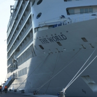 Foto Nicoloro G. 17/10/2013 Porto Corsini ( Ravenna ) Al terminal di Porto Corsini (RA) è approdata la nave ” The World “, chiamata anche ” il condominio galleggiante ” perchè i 165 croceristi sono anche i proprietari delle lussuose cabine del valore di due milioni di euro. Batte bandiera delle Bahamas e sono queste le sue caratteristiche: 44.000 tonnellate di stazza, lunga 200 metri, alta 30 metri, 12 ponti, 165 appartamenti, 4 bar, 4 ristoranti, piscine, cinema, biblioteca, campo da tennis e da golf, un centro benessere. nella foto La nave ”The World” all'attracco 