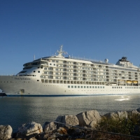 Foto Nicoloro G. 17/10/2013 Porto Corsini ( Ravenna ) Al terminal di Porto Corsini (RA) è approdata la nave ” The World “, chiamata anche ” il condominio galleggiante ” perchè i 165 croceristi sono anche i proprietari delle lussuose cabine del valore di due milioni di euro. Batte bandiera delle Bahamas e sono queste le sue caratteristiche: 44.000 tonnellate di stazza, lunga 200 metri, alta 30 metri, 12 ponti, 165 appartamenti, 4 bar, 4 ristoranti, piscine, cinema, biblioteca, campo da tennis e da golf, un centro benessere. nella foto La nave ”The World” all'attracco 