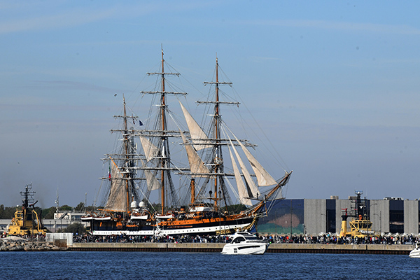 Foto Nicoloro G.   18/10/2026   Ravenna   Dopo una sosta di 5 giorni la nave scuola A. Vespucci lascia il porto di Ravenna. nella foto la nave scuola Vespucci lascia il porto di Ravenna.