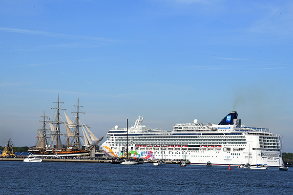 Foto Nicoloro G.   18/10/2026   Ravenna   Dopo una sosta di 5 giorni la nave scuola A. Vespucci lascia il porto di Ravenna. nella foto la nave scuola Vespucci lascia il porto di Ravenna.