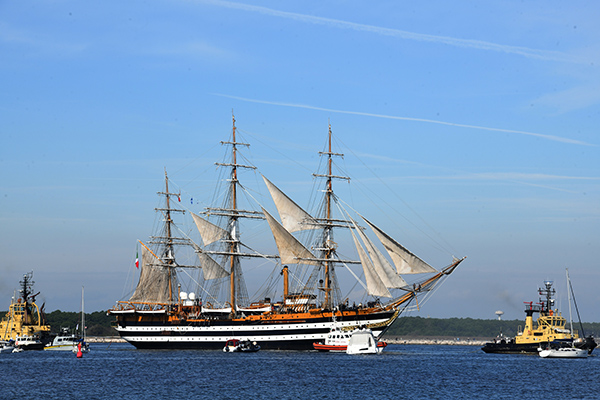 Foto Nicoloro G.   18/10/2026   Ravenna   Dopo una sosta di 5 giorni la nave scuola A. Vespucci lascia il porto di Ravenna. nella foto la nave scuola Vespucci lascia il porto di Ravenna.