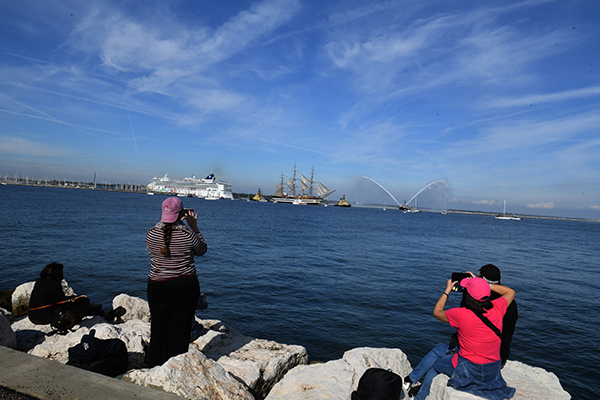 Foto Nicoloro G.   18/10/2026   Ravenna   Dopo una sosta di 5 giorni la nave scuola A. Vespucci lascia il porto di Ravenna. nella foto una folla di persone si e' riversata lungo i pontili per assistere e salutare la nave Vespucci che lasciava il porto di Ravenna.