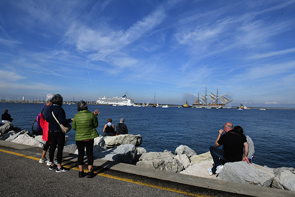 Foto Nicoloro G.   18/10/2026   Ravenna   Dopo una sosta di 5 giorni la nave scuola A. Vespucci lascia il porto di Ravenna. nella foto una folla di persone si e' riversata lungo i pontili per assistere e salutare la nave Vespucci che lasciava il porto di Ravenna.