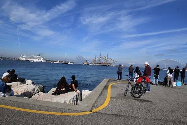 Foto Nicoloro G.   18/10/2026   Ravenna   Dopo una sosta di 5 giorni la nave scuola A. Vespucci lascia il porto di Ravenna. nella foto una folla di persone si e' riversata lungo i pontili per assistere e salutare la nave Vespucci che lasciava il porto di Ravenna.