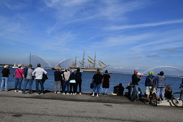 Foto Nicoloro G.   18/10/2026   Ravenna   Dopo una sosta di 5 giorni la nave scuola A. Vespucci lascia il porto di Ravenna. nella foto una folla di persone si e' riversata lungo i pontili per assistere e salutare la nave Vespucci che lasciava il porto di Ravenna.