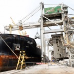 Foto Nicoloro G.   17/08/2022   Ravenna    La nave Rojen, la prima arrivata dall' Ucraina, dall' inizio della guerra, con un carico di mais per la zootecnia, ha terminato le operazioni di scarico e riparte dal porto di Ravenna. nella foto fasi di scarico del mais per la zootecnia.