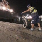Foto Nicoloro G.   17/08/2022   Ravenna    La nave Rojen, la prima arrivata dall\' Ucraina, dall\' inizio della guerra, con un carico di mais per la zootecnia, ha terminato le operazioni di scarico e riparte dal porto di Ravenna. nella foto un operatore leva gli ormeggi.