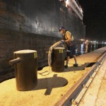 Foto Nicoloro G.   17/08/2022   Ravenna    La nave Rojen, la prima arrivata dall\' Ucraina, dall\' inizio della guerra, con un carico di mais per la zootecnia, ha terminato le operazioni di scarico e riparte dal porto di Ravenna. nella foto un operatore leva gli ormeggi.
