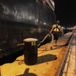 Foto Nicoloro G.   17/08/2022   Ravenna    La nave Rojen, la prima arrivata dall' Ucraina, dall' inizio della guerra, con un carico di mais per la zootecnia, ha terminato le operazioni di scarico e riparte dal porto di Ravenna. nella foto un operatore leva gli ormeggi.