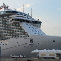 oto Nicoloro G.  31/08/2014     Porto Corsini ( Ravenna )        Ha attraccato al molo di Porto Corsini/Ravenna la \" Regal Princess \". Costruita da Fincantieri di Monfalcone e inaugurata dal premier Matteo Renzi è tra le 10 navi da crociera più grandi al mondo. 141.000 tonnellata, 330 metri di lunghezza, 1780 cabine, 4200 passeggeri e 1200 di equipaggio. Questa è la prima crociera nel Mediterraneo. nella foto la prua della nave.