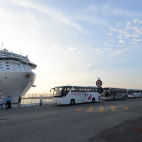 Foto Nicoloro G.  31/08/2014     Porto Corsini ( Ravenna )        Ha attraccato al molo di Porto Corsini/Ravenna la \" Regal Princess \". Costruita da Fincantieri di Monfalcone e inaugurata dal premier Matteo Renzi è tra le 10 navi da crociera più grandi al mondo. 141.000 tonnellata, 330 metri di lunghezza, 1780 cabine, 4200 passeggeri e 1200 di equipaggio. Questa è la prima crociera nel Mediterraneo. nella foto autobus in attesa dei passeggeri per un giro turistico in città e dintorni.
