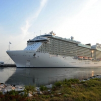 Foto Nicoloro G.  31/08/2014     Porto Corsini ( Ravenna )        Ha attraccato al molo di Porto Corsini/Ravenna la \" Regal Princess \". Costruita da Fincantieri di Monfalcone e inaugurata dal premier Matteo Renzi Ã¨ tra le 10 navi da crociera piÃ¹ grandi al mondo. 141.000 tonnellata, 330 metri di lunghezza, 1780 cabine, 4200 passeggeri e 1200 di equipaggio. Questa Ã¨ la prima crociera nel Mediterraneo. nella foto la Regal Princess attraccata al molo.