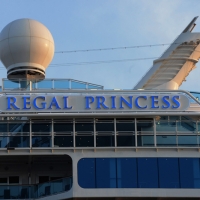 Foto Nicoloro G.  31/08/2014     Porto Corsini ( Ravenna )        Ha attraccato al molo di Porto Corsini/Ravenna la \" Regal Princess \". Costruita da Fincantieri di Monfalcone e inaugurata dal premier Matteo Renzi è tra le 10 navi da crociera più grandi al mondo. 141.000 tonnellata, 330 metri di lunghezza, 1780 cabine, 4200 passeggeri e 1200 di equipaggio. Questa è la prima crociera nel Mediterraneo. nella foto il nome della nave.