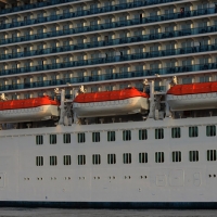 Foto Nicoloro G.  31/08/2014     Porto Corsini ( Ravenna )        Ha attraccato al molo di Porto Corsini/Ravenna la \" Regal Princess \". Costruita da Fincantieri di Monfalcone e inaugurata dal premier Matteo Renzi è tra le 10 navi da crociera più grandi al mondo. 141.000 tonnellata, 330 metri di lunghezza, 1780 cabine, 4200 passeggeri e 1200 di equipaggio. Questa è la prima crociera nel Mediterraneo. nella foto alcune scialuppe sulla fiancata.